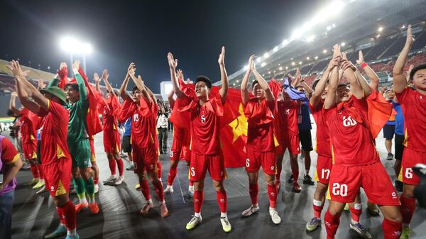 Các cầu thủ U22 Việt Nam ăn mừng tấm HCV SEA Games 33 - Sputnik Việt Nam