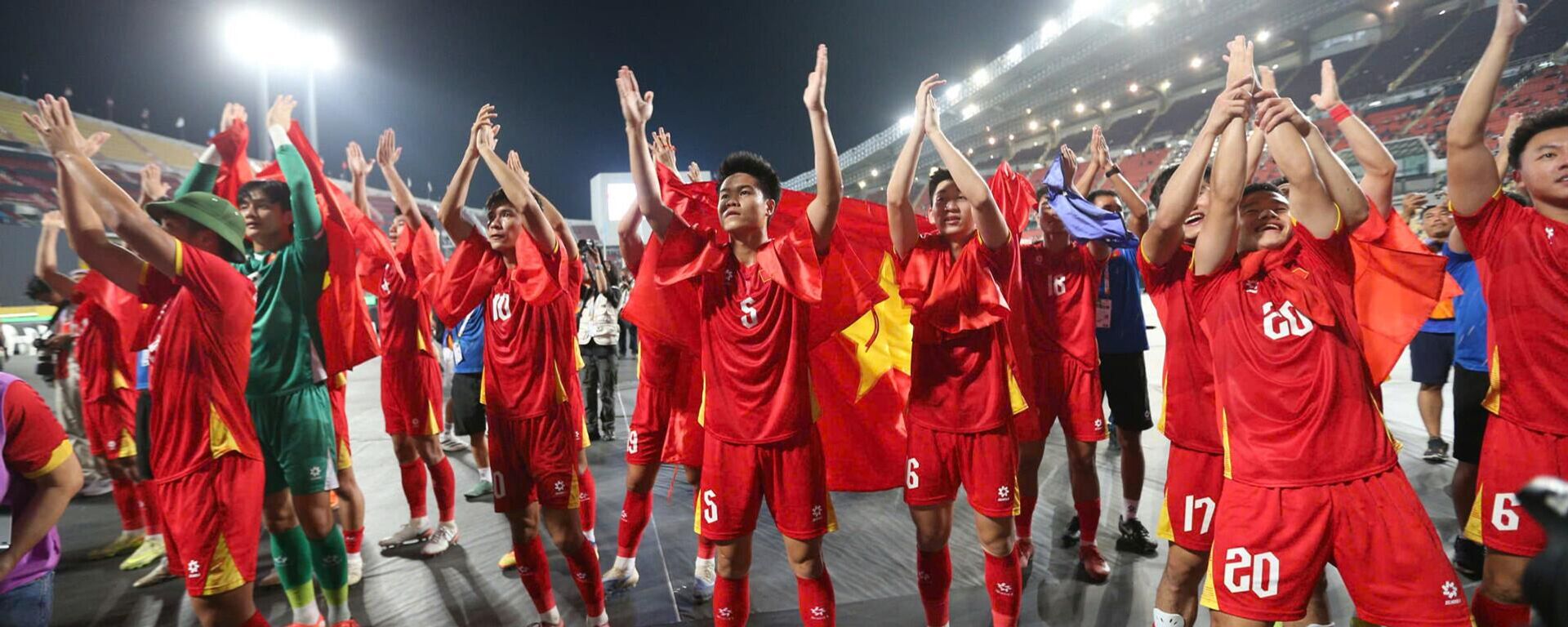 Các cầu thủ U22 Việt Nam ăn mừng tấm HCV SEA Games 33 - Sputnik Việt Nam, 1920, 20.12.2025