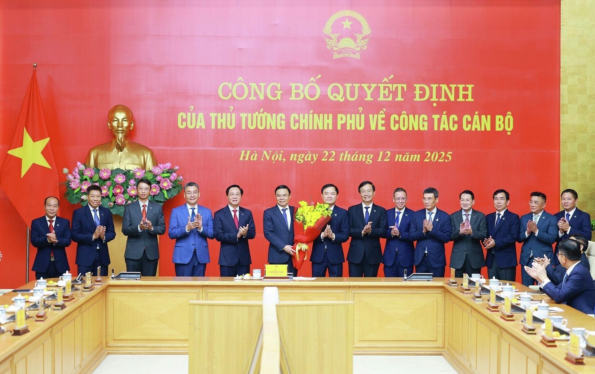 Đảng uỷ Tập đoàn Công nghiệp-Năng lượng Quốc gia Việt Nam chúc mừng đồng chí Lê Mạnh Hùng, Quyền Bộ trưởng Bộ Công Thương - Sputnik Việt Nam, 1920, 22.12.2025
