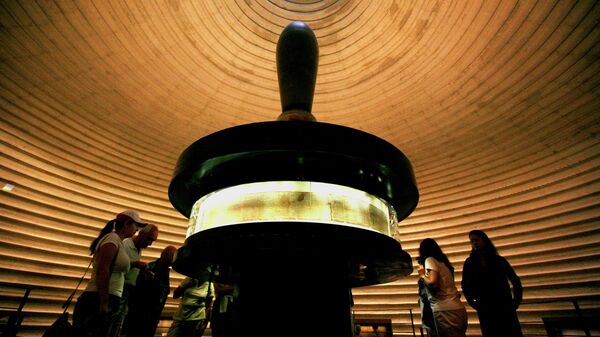 Du khách tham quan các phần của Cuộn Kinh Biển Chết. - Sputnik Việt Nam