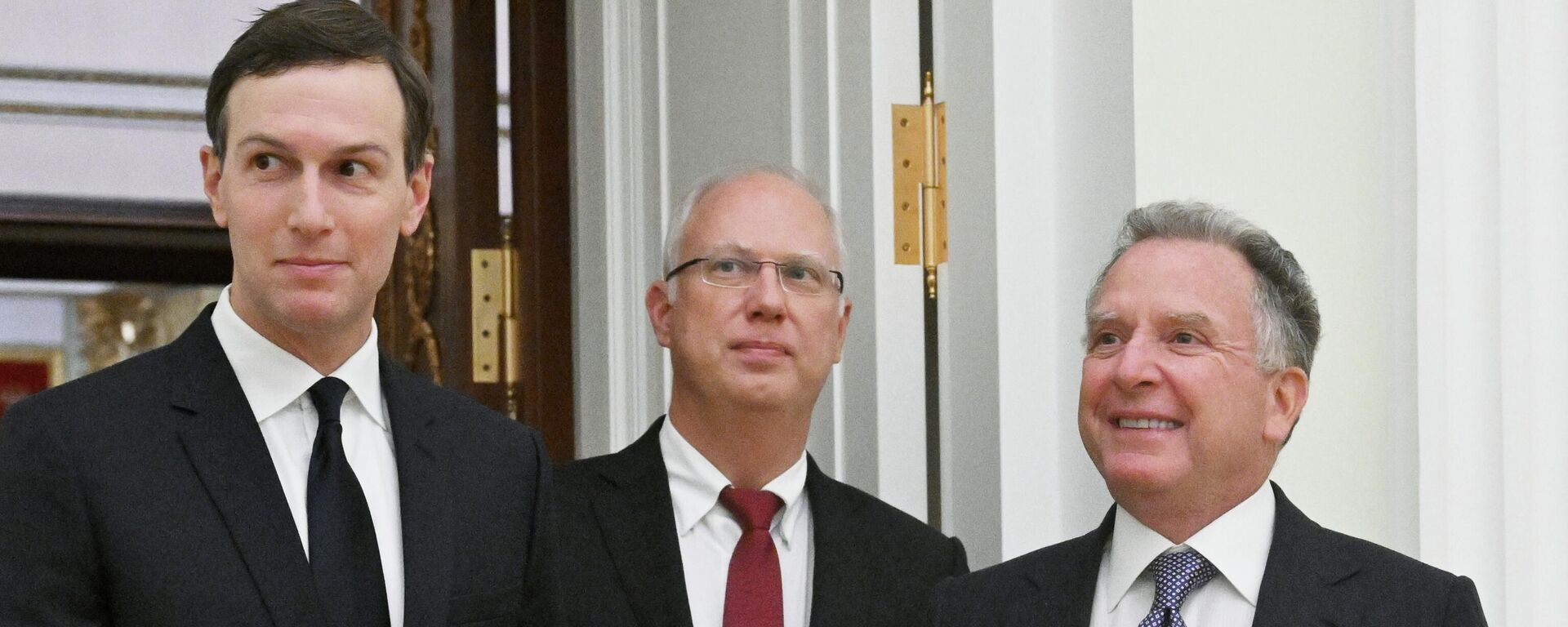 Con rể của Tổng thống Mỹ Donald Trump là Jared Kushner, Tổng Giám đốc Quỹ Đầu tư Trực tiếp Nga (RDIF), Đặc phái viên Tổng thống Nga về đầu tư và hợp tác kinh tế với các nước nước ngoài, ông Kirill Dmitriev và Đặc phái viên của Tổng thống Mỹ, ông Steve Witkoff - Sputnik Việt Nam, 1920, 23.12.2025