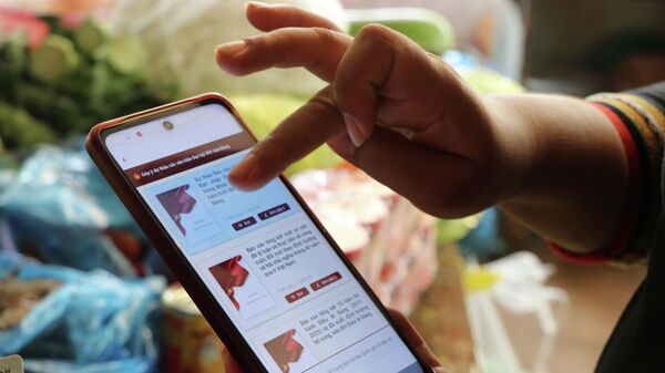 Người dân tỉnh Đắk Lắk góp ý Dự thảo các Văn kiện trình Đại hội XIV của Đảng thông qua ứng dụng VNeID. - Sputnik Việt Nam