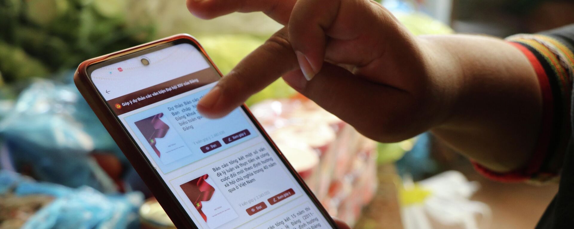 Người dân tỉnh Đắk Lắk góp ý Dự thảo các Văn kiện trình Đại hội XIV của Đảng thông qua ứng dụng VNeID. - Sputnik Việt Nam, 1920, 23.12.2025