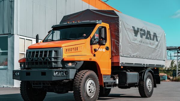 Xe tải Nga URAL có bạt phủ, trang bị lốp địa hình áp suất không đổi - Sputnik Việt Nam
