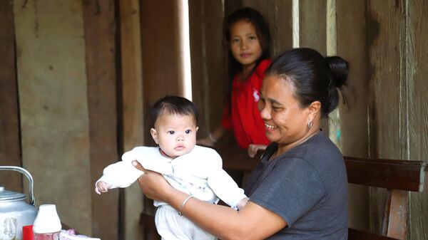 Niềm vui của người phụ nữ Đan Lai ở bản Búng (xã Môn Sơn, tỉnh Nghệ An) bên các cháu nhỏ - Sputnik Việt Nam