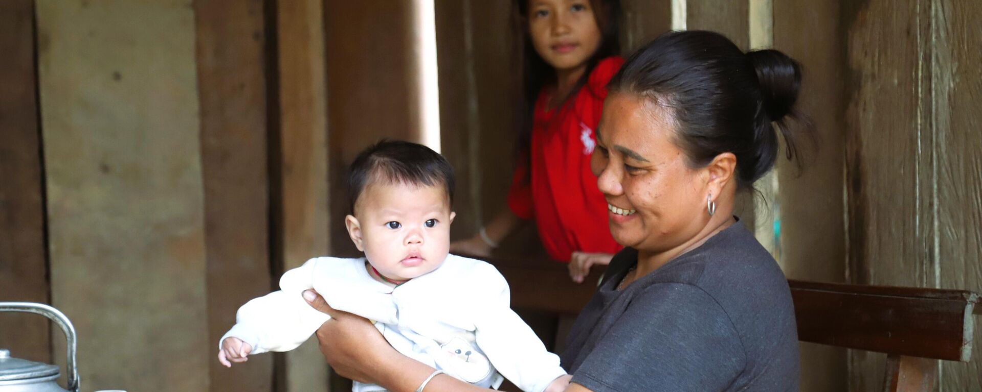Niềm vui của người phụ nữ Đan Lai ở bản Búng (xã Môn Sơn, tỉnh Nghệ An) bên các cháu nhỏ - Sputnik Việt Nam, 1920, 23.12.2025