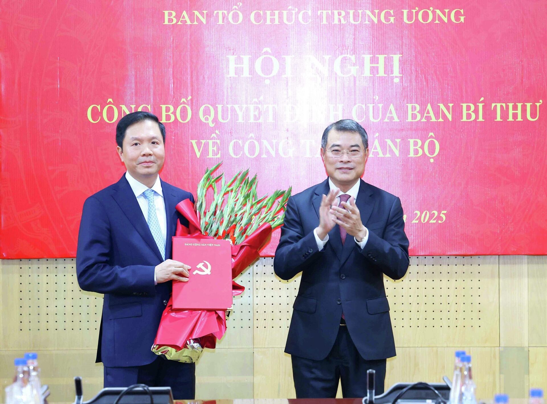 Đồng chí Lê Minh Hưng, Uỷ viên Bộ Chính trị, Bí thư Trung ương Đảng, Trưởng Ban Tổ chức Trung ương trao Quyết định của Ban Bí thư cho đồng chí Trịnh Mạnh Linh - Sputnik Việt Nam, 1920, 23.12.2025