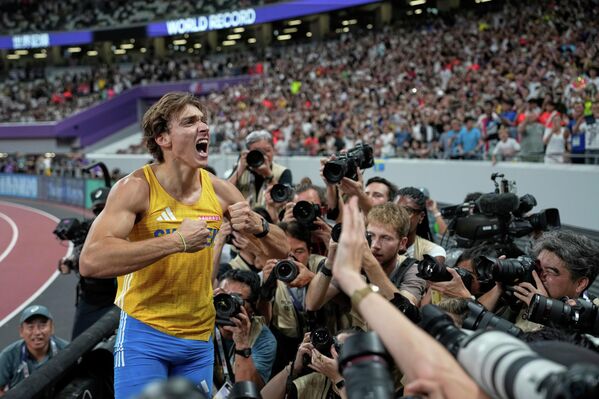 VĐV Thụy Điển Armand Duplantis sau thành công vượt qua xà ngang và lập kỷ lục thế giới tại Giải vô địch điền kinh thế giới ở Tokyo, Nhật Bản - Sputnik Việt Nam