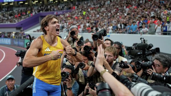 VĐV Thụy Điển Armand Duplantis sau thành công vượt qua xà ngang và lập kỷ lục thế giới tại Giải vô địch điền kinh thế giới ở Tokyo, Nhật Bản - Sputnik Việt Nam