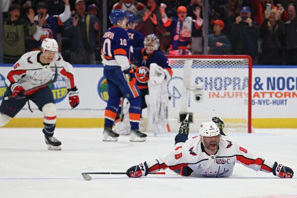 VĐV Alexandr Ovechkin từ «Washington Capitals» kỷ niệm bàn thắng thứ 895 trong sự nghiệp cá nhân ở hiệp hai trận đấu với «New York Islanders», trở thành cầu thủ ghi bàn nhiều nhất trong toàn bộ lịch sử của Giải Khúc côn cầu Quốc gia (National Hockey League – NHL) - Sputnik Việt Nam