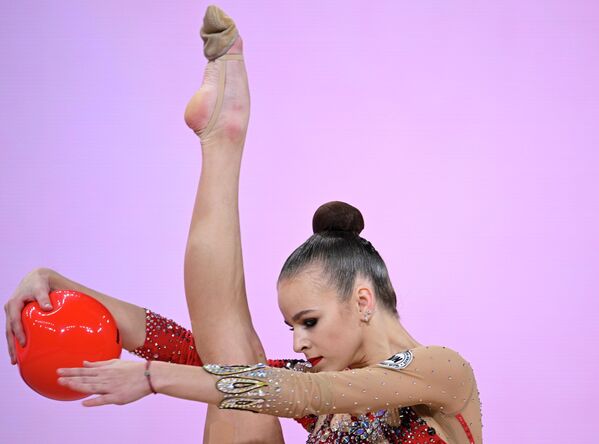 Nữ VĐV Belarus Daria Varenich biểu diễn bài tập với trái bóng tại cuộc thi thể dục nhịp điệu quốc tế Strongest Cup 2025 trong Cung điện Irina Vinner ở Matxcơva, Nga - Sputnik Việt Nam