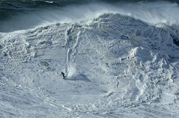 VĐV Brazil Will Santana trong cuộc lướt sóng ở Bồ Đào Nha - Sputnik Việt Nam