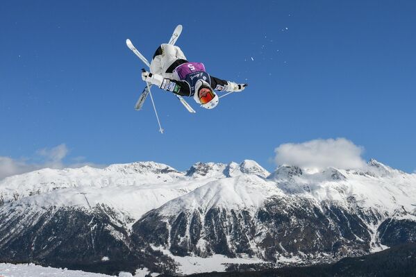 Nữ VĐV Hinako Tomitaka từ đội tuyển Nhật Bản trong buổi tập luyện trượt tuyết địa hình nữ tại Giải vô địch thế giới trượt tuyết ván, trượt tuyết tự do và trượt tuyết tự do FIS 2025 ở Corviglia, St. Moritz, Thụy Sĩ - Sputnik Việt Nam