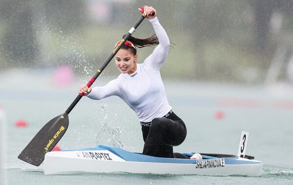 Nữ VĐV Nga Ekaterina Shlyapnikova trong trận chung kết 200m đơn nữ môn Đua thuyền Canoe tại Giải vô địch thế giới Canoe nước rút ICF 2025 ở Milan - Sputnik Việt Nam