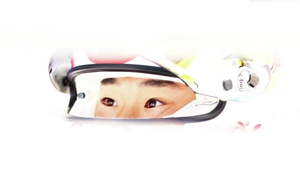 Tay đua Yuki Tsunoda trong buổi tập trước thềm Giải đua xe Công thức 1 Grand Prix Nhật Bản tại trường đua Suzuka - Sputnik Việt Nam