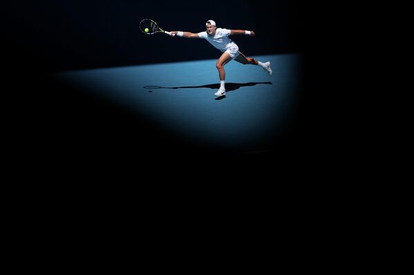 VĐV Đan Mạch Holger Rune thi đấu trận đơn nam vòng đầu tiên trong ngày thứ 3 của Giải quần vợt Australia mở rộng 2025 tại Melbourne Park - Sputnik Việt Nam