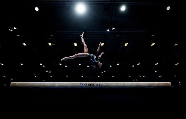 Nữ VĐV Nhật Bản Mana Okamura thi đấu chung kết nội dung cầu thăng bằng nữ tại Đại hội Thể thao Đại học Thế giới FISU Rhine-Ruhr 2025 ở Messe Essen, Đức - Sputnik Việt Nam