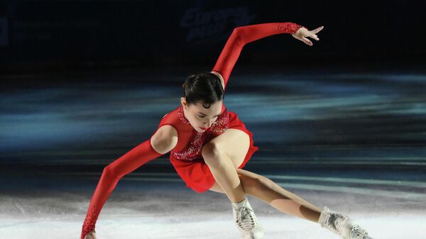 Nữ VĐV trượt băng nghệ thuật Evgenia Medvedeva biểu diễn tại Lễ hội Yêu thích trượt băng nghệ thuật ở Matxcơva - Sputnik Việt Nam