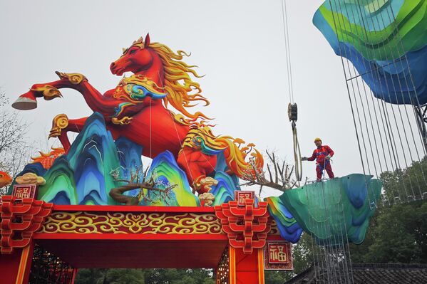 Chiếc đèn lồng khổng lồ hình con ngựa ở Trung Quốc - Sputnik Việt Nam