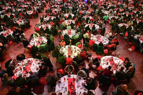 Bữa tối Giáng sinh dành cho người vô gia cư tại Berlin - Sputnik Việt Nam