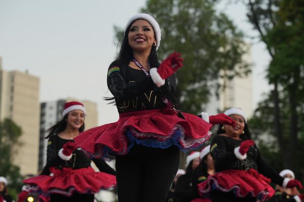 Các vũ công biểu diễn trong chương trình Giáng sinh tại công viên thành phố ở Lima, Peru - Sputnik Việt Nam