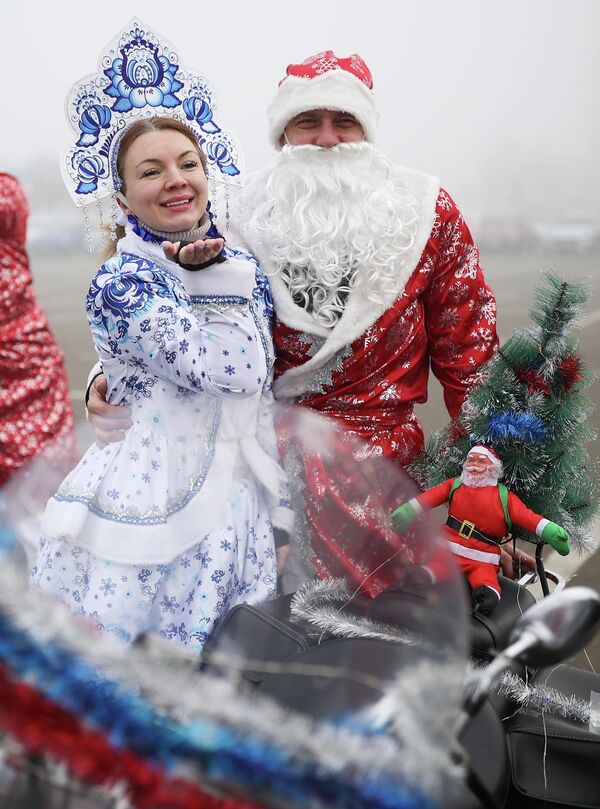 Đoàn môtô ông già Noel và Công chúa Tuyết diễu hành tại Krasnodar - Sputnik Việt Nam