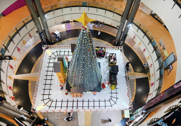 Cây thông Giáng sinh và những đoàn tàu đồ chơi trong trung tâm thương mại ở Noida, Ấn Độ - Sputnik Việt Nam