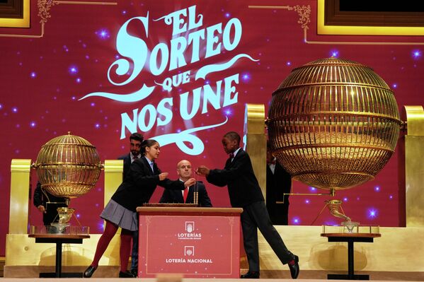Các em học sinh trường San Ildefonso ở Madrid trong buổi rút thăm xổ số Giáng sinh thường niên “El Gordo” (“Ông Béo”) tại Nhà hát Real, Tây Ban Nha - Sputnik Việt Nam