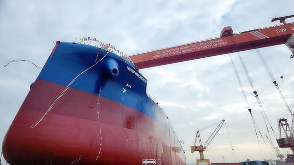 Nam Triệu hạ thủy thành công tàu hàng trọng tải 65.000DWT số 2 mang tên Trường Minh 02 cho Công ty cổ phần Công nghiệp tàu thủy Đông Bắc. - Sputnik Việt Nam