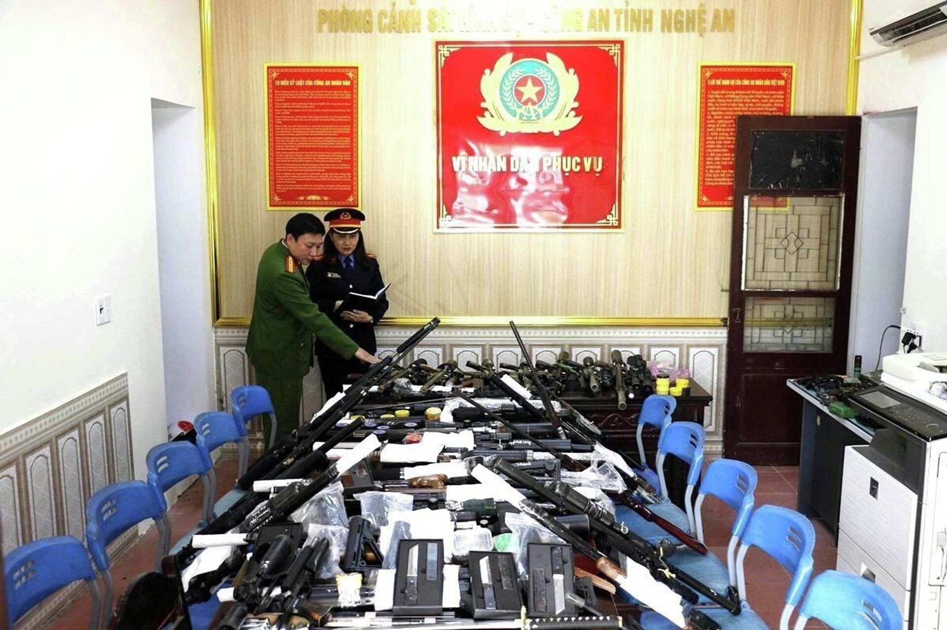 Nghệ An triệt phá đường dây chế tạo, mua bán, tàng trữ vũ khí quân dụng trái phép - Sputnik Việt Nam, 1920, 25.12.2025