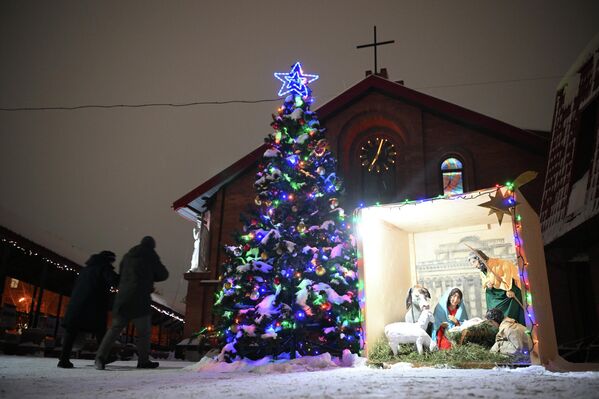 Cảnh Chúa Giáng Sinh tại lối vào Nhà thờ Chính tòa Chúa Biến Hình ở thành phố Novosibirsk, Liên bang Nga - Sputnik Việt Nam