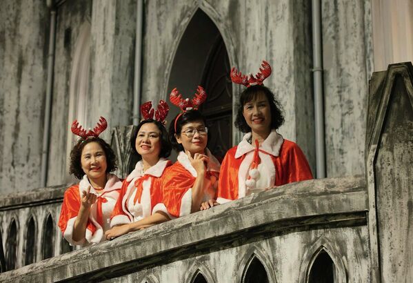 Người dân ghi lại khoảnh khắc trước Giáng sinh 2025 trong khuôn viên Nhà thờ Lớn - Sputnik Việt Nam