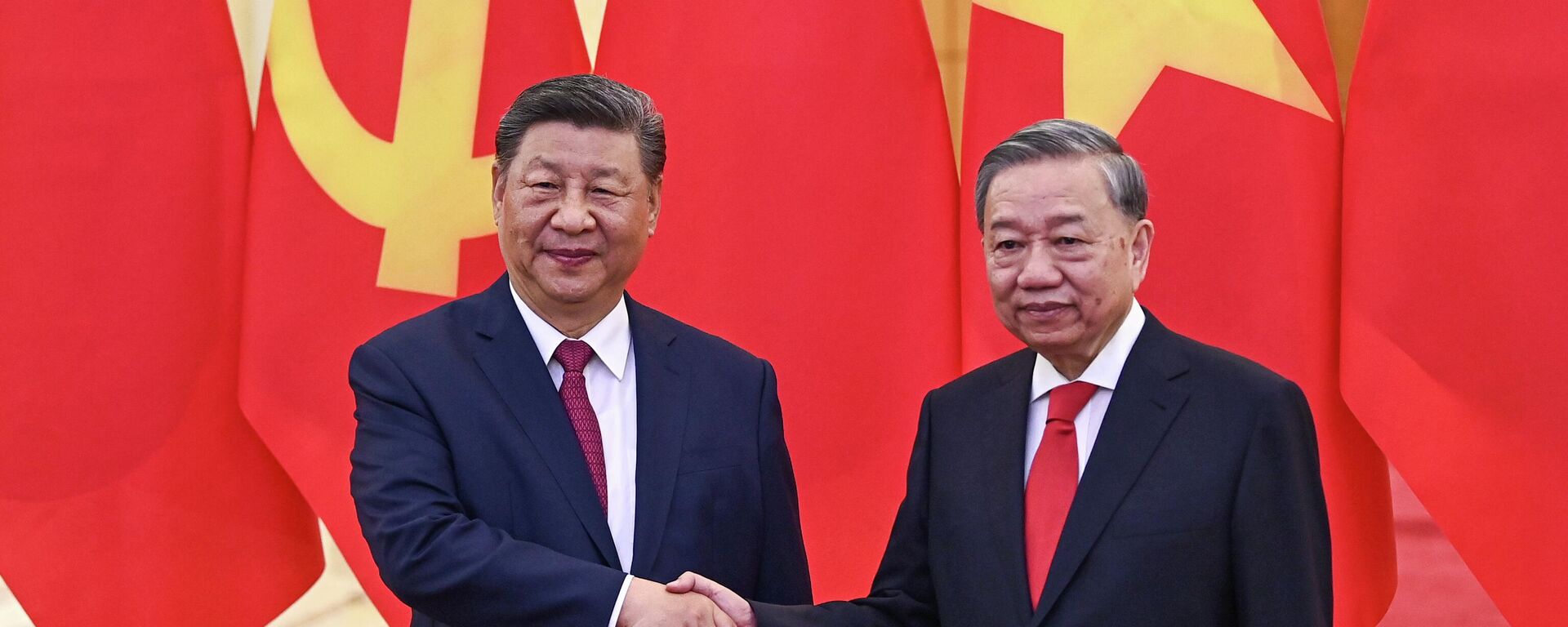 Tổng Bí thư Đảng Cộng sản Việt Nam Tô Lâm và Chủ tịch Trung Quốc Tập Cận Bình trong cuộc gặp tại Văn phòng Ban Chấp hành Trung ương Đảng ở Hà Nội, Việt Nam. - Sputnik Việt Nam, 1920, 25.12.2025