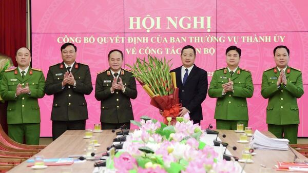 Ban Giám đốc Công an Thành phố Hà Nội chúc mừng Thiếu tướng Nguyễn Thành Long nhận nhiệm vụ công tác mới. Ảnh: Viết Thành - Sputnik Việt Nam