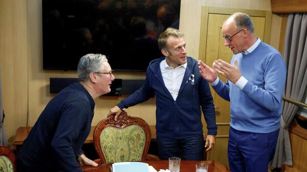 Thủ tướng Anh Keir Starmer, Tổng thống Pháp Emmanuel Macron và Thủ tướng Đức Friedrich Merz trên một chuyến tàu đến Kiev - Sputnik Việt Nam