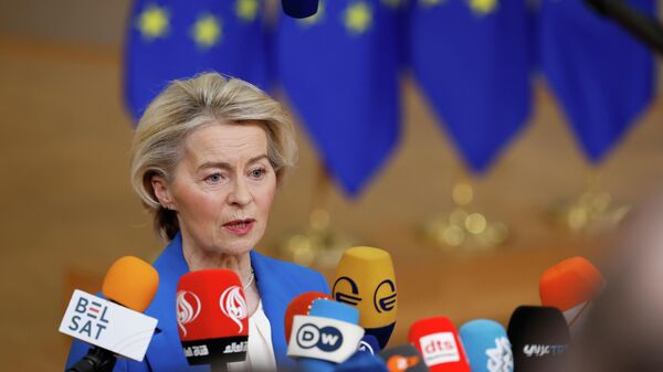 Глава Еврокомиссии Урсула фон дер Ляйен во время саммита ЕС в Брюсселе - Sputnik Việt Nam