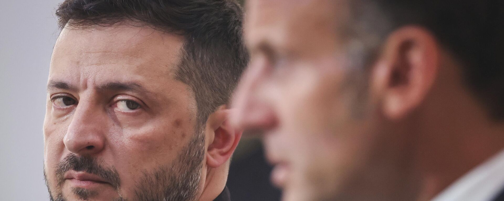 Tổng thống Volodymyr Zelensky và Tổng thống Emmanuel Macron tại Điện Élysée ở Paris, Pháp. - Sputnik Việt Nam, 1920, 26.12.2025