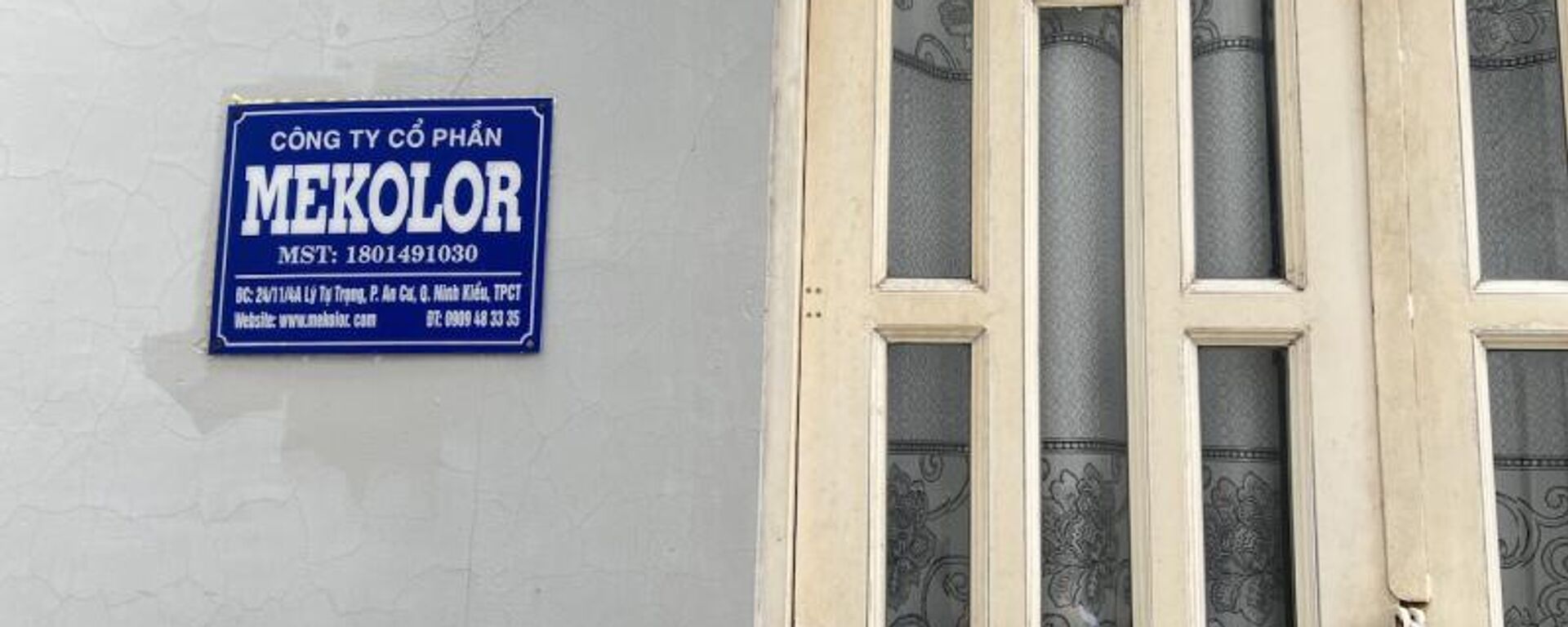 Nơi đặt bảng hiệu công ty đóng kín cửa.  - Sputnik Việt Nam, 1920, 26.12.2025