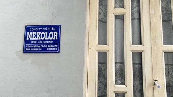 Nơi đặt bảng hiệu công ty đóng kín cửa.  - Sputnik Việt Nam