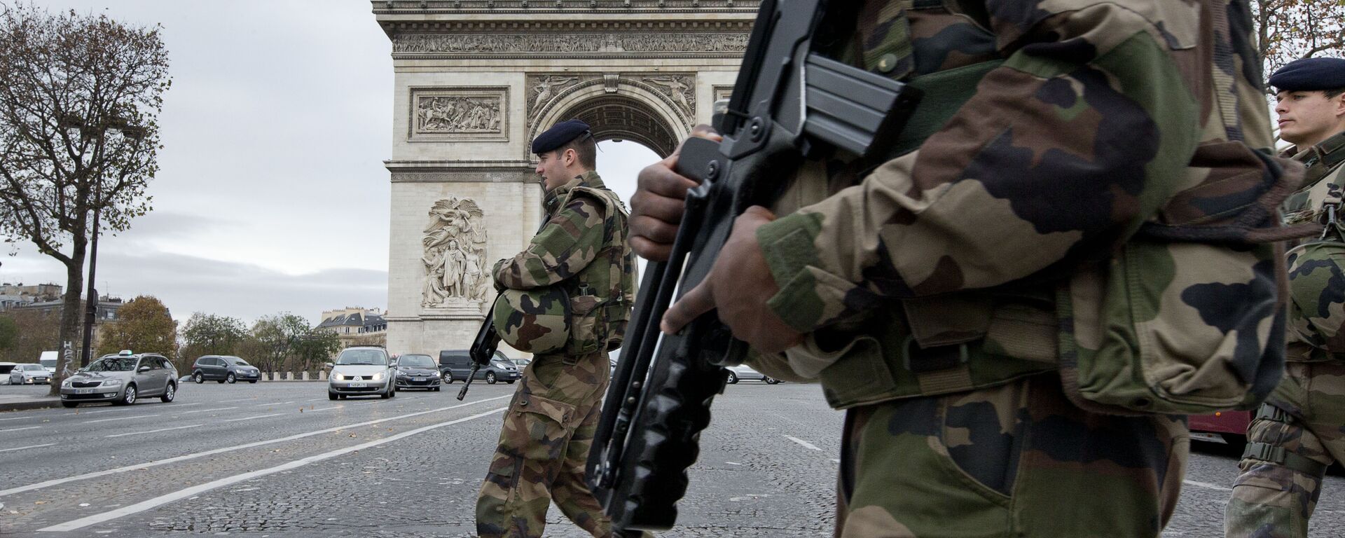 Các binh sĩ Pháp băng qua đại lộ Champs-Élysées, đi ngang qua Khải Hoàn Môn ở Paris - Sputnik Việt Nam, 1920, 27.12.2025