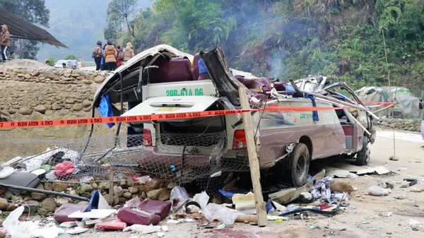 Cận cảnh hiện trường vụ lật xe khiến 9 người tử vong ở Lào Cai - Sputnik Việt Nam