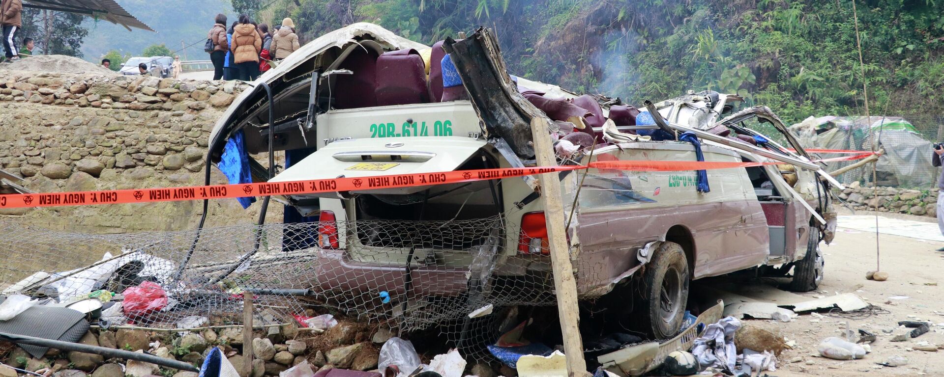 Cận cảnh hiện trường vụ lật xe khiến 9 người tử vong ở Lào Cai - Sputnik Việt Nam, 1920, 27.12.2025