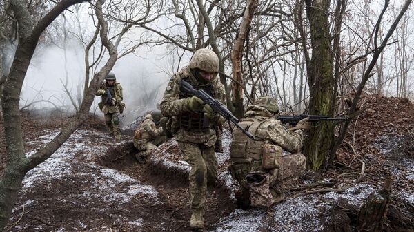 Các binh sĩ Ukraina thuộc Lữ đoàn Cơ giới Độc lập số 24 đang huấn luyện tại một trường bắn gần tiền tuyến ở tỉnh Donetsk. - Sputnik Việt Nam