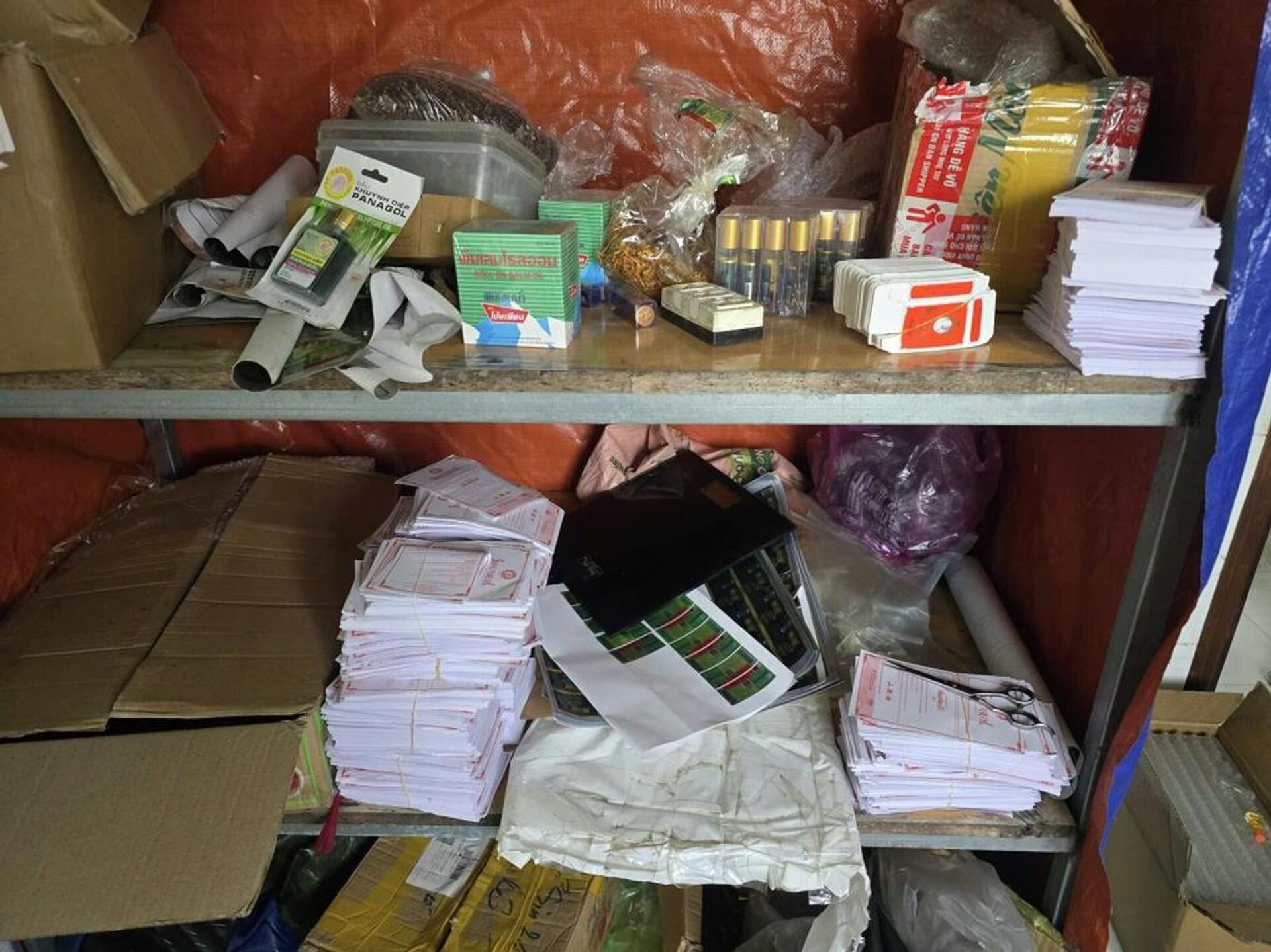 Cảnh sát thu giữ dầu giả cùng chai lọ, tem nhãn - Sputnik Việt Nam, 1920, 28.12.2025