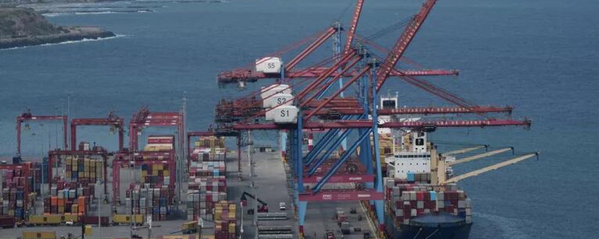 Một tàu chở hàng đang neo đậu tại cảng biển La Guaira, Venezuela. - Sputnik Việt Nam, 1920, 29.12.2025