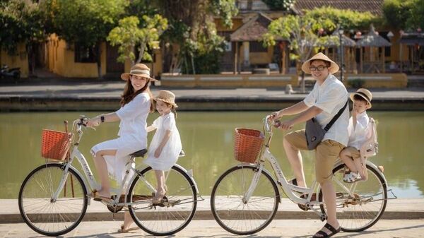 Hình ảnh gia đình sinh đủ 2 con đoạt Giải Nhì tại cuộc thi ảnh Gia đình hai con - vẹn tròn hạnh phúc do Chi cục Dân số Thành phố Hồ Chí Minh tổ chức - Sputnik Việt Nam