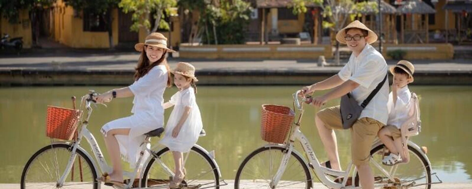 Hình ảnh gia đình sinh đủ 2 con đoạt Giải Nhì tại cuộc thi ảnh Gia đình hai con - vẹn tròn hạnh phúc do Chi cục Dân số Thành phố Hồ Chí Minh tổ chức Hình ảnh gia đình sinh đủ 2 con đoạt Giải Nhì tại cuộc thi ảnh Gia đình hai con - vẹn tròn hạnh phúc do Chi cục Dân số Thành phố Hồ Chí Minh tổ chức - Sputnik Việt Nam, 1920, 28.12.2025