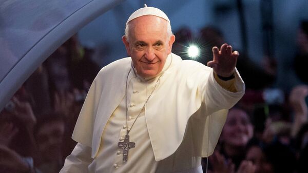 Папа Франциск машет рукой из папамобиля по пути на Крестный путь на пляже Копакабана во время празднования Всемирного дня молодежи 26 июля 2013 года в Рио-де-Жанейро, Бразилия - Sputnik Việt Nam