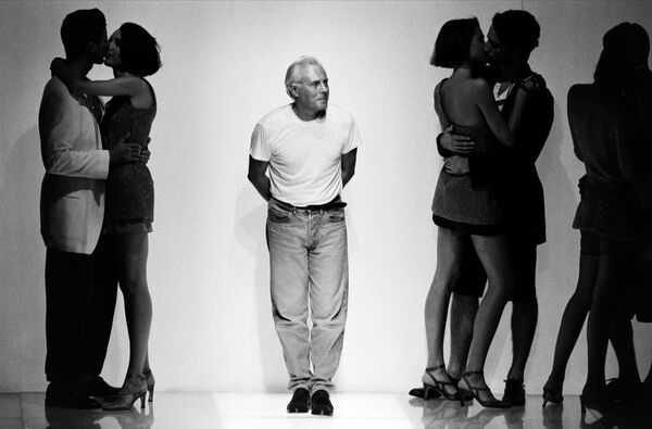 Nhà thiết kế Giorgio Armani đứng trên sân khấu trong khi các người mẫu hôn nhau ở phần kết buổi trình diễn thời trang - Sputnik Việt Nam