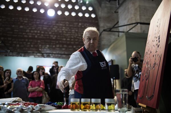 Nghệ sĩ điêu khắc và họa sĩ Gruzia Zurab Tsereteli đang hướng dẫn một buổi vẽ tranh tại triển lãm “Trái tim trên bảng màu” tại Trung tâm Văn hóa và Nghệ thuật Topkapi-Amire ở Istanbul, Thổ Nhĩ Kỳ - Sputnik Việt Nam